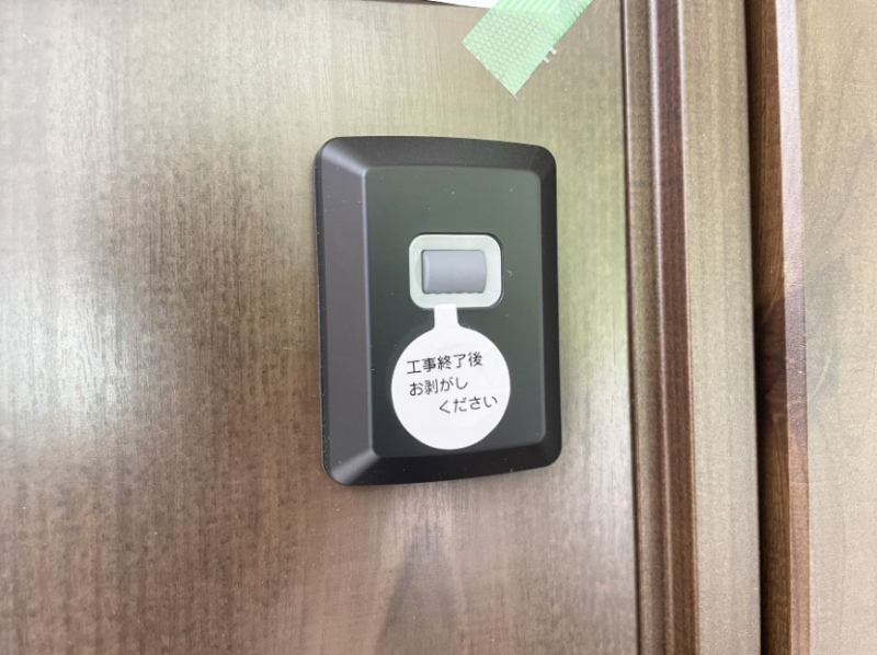 ���� �{�����X���[�Y�Ȍ��փh�A