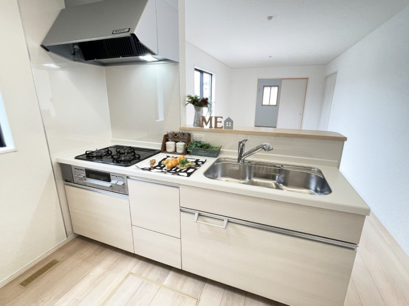 �L�b�`�� ���r���O�ŗV�Ԃ��q�l�������Ȃ��炨�������ł���ΖʃL�b�`��