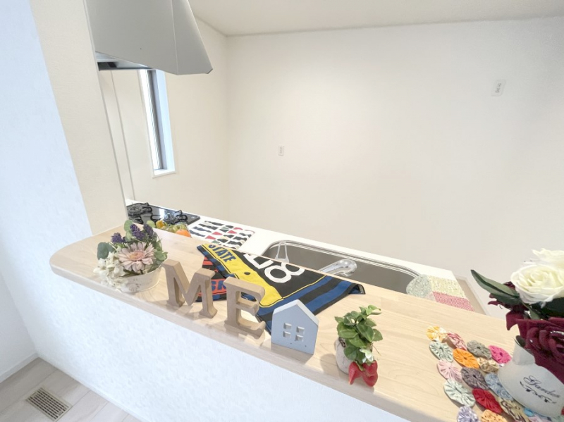 �L�b�`�� �J�E���^�[�z���ɂ��Ƒ����������̂���`���I�}�}���������ΖʃL�b�`��