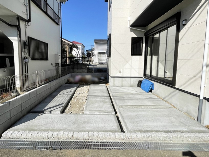  �O��