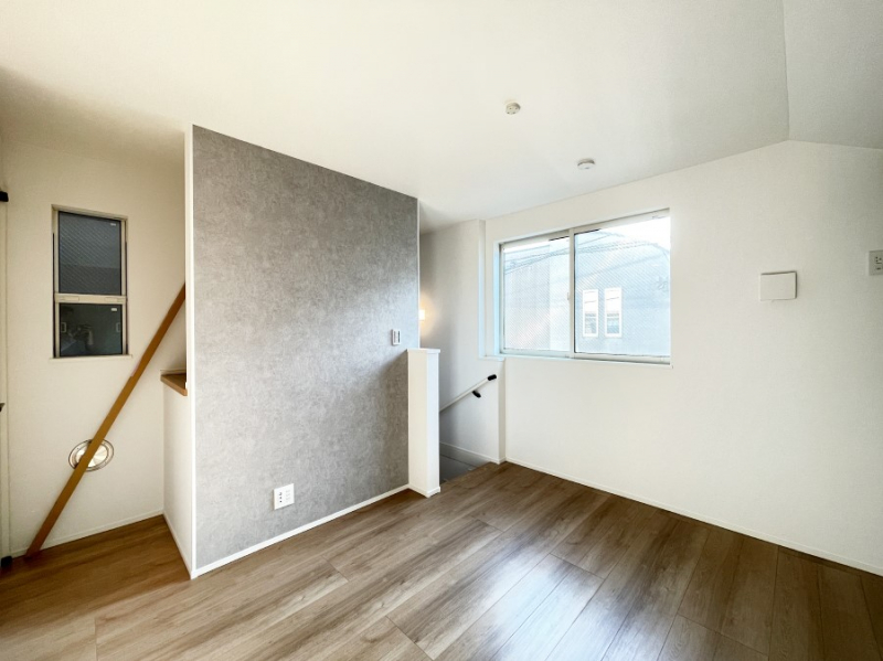 ���r���O ���R������荞�܂�A�Ƒ��c���̏ꏊ�𖾂邭���o