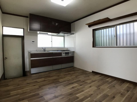 �L�b�`�� ���R������荞�܂�A�Ƒ��c���̏ꏊ�𖾂邭���o