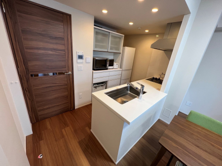 �L�b�`�� �J�E���^�[�z���ɂ��b�������Ȃ��疈���̂������������Ɗy����