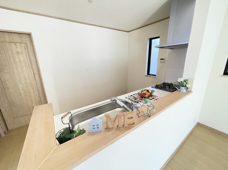�L�b�`�� �����u�����̂��т͉��H�v�q���Ƃ̉�b���͂��ޑΖʃL�b�`�� 