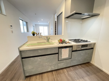 �L�b�`�� �L���Ďg������̂悢�L�b�`���B�������̂������ŉƑ��̏Ί炪�L����܂��B 